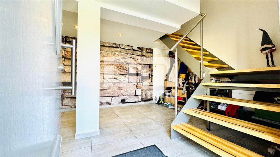 Schönes Wohnhaus mit Doppelgarage, Terrasse und Nebengelass in Traumlage - EG Haupteingang / Windfang / Empfang